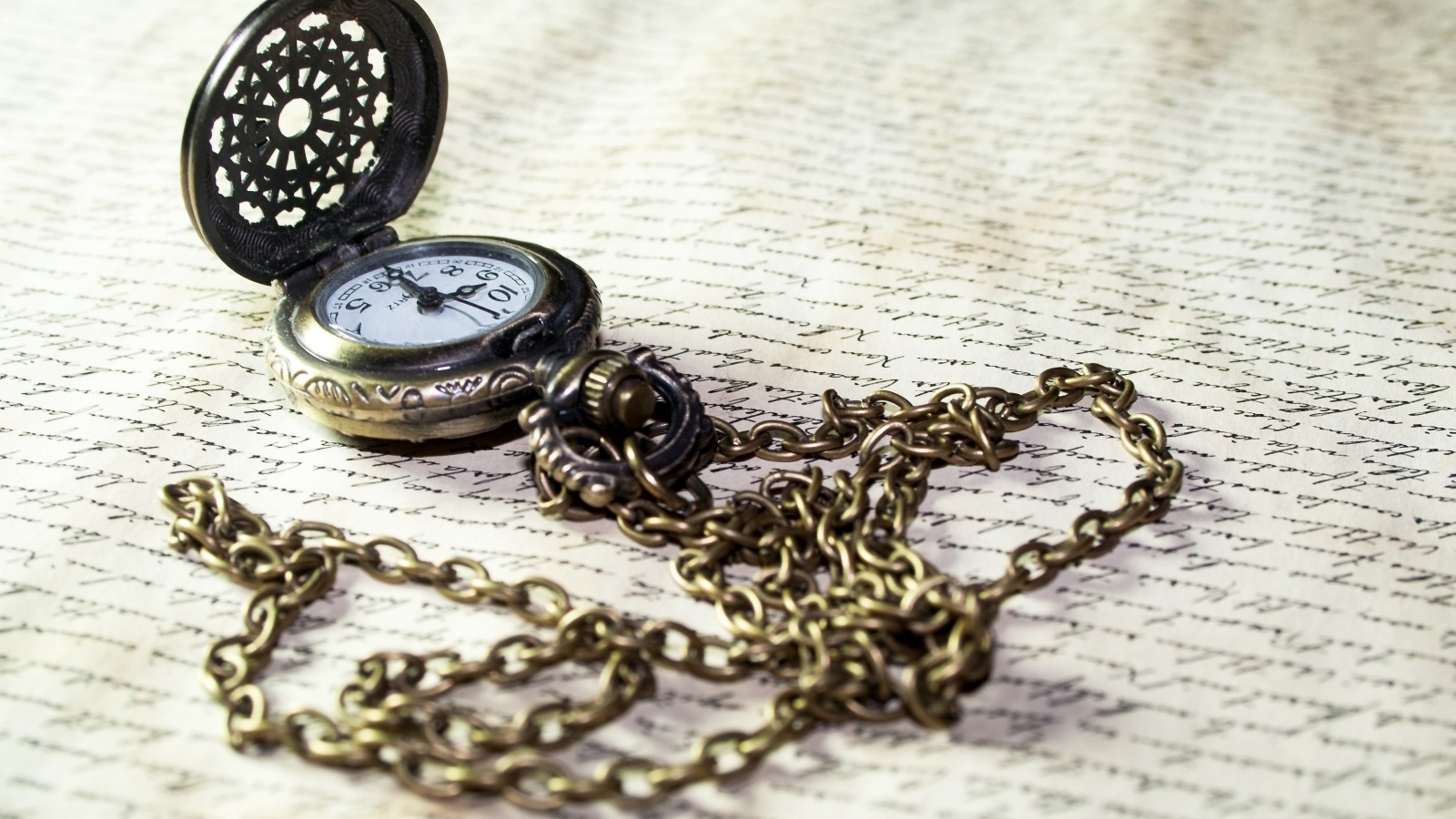 Старинные карманные часы на цепочке