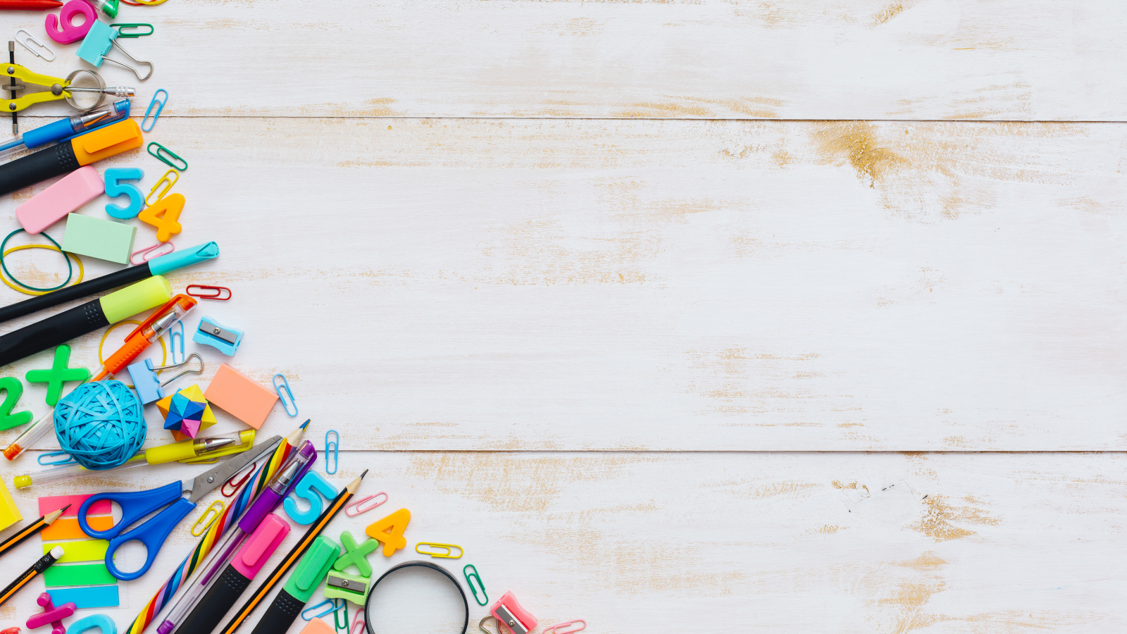 Деревянный фон с разноцветными канцелярскими предметами