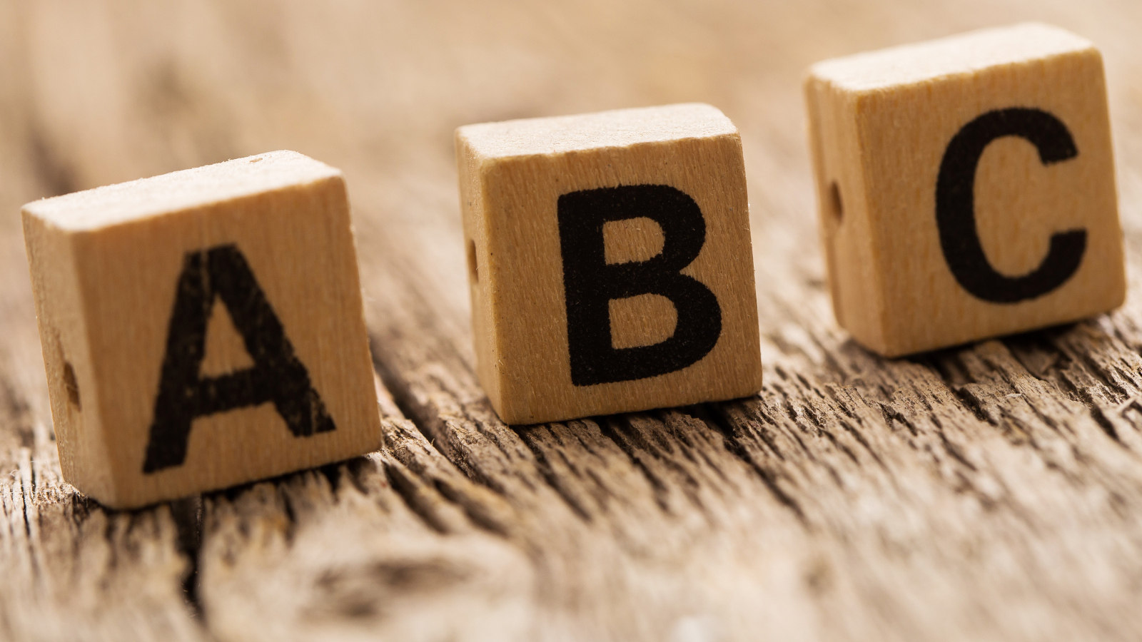 Деревянные кубики на столе 