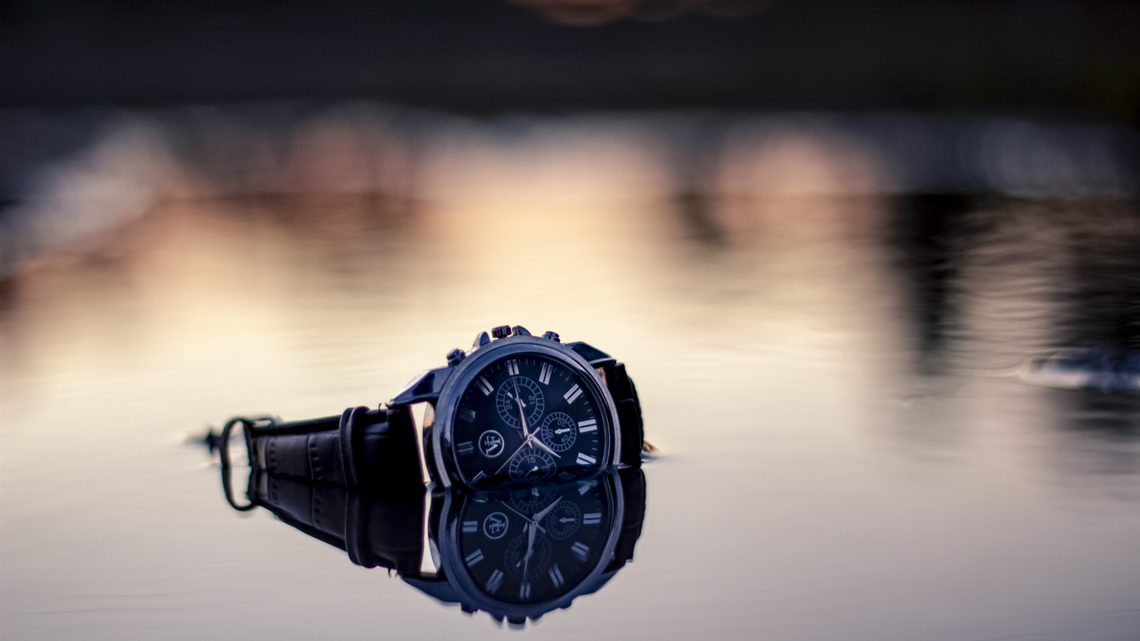 Наручные часы лежат в воде