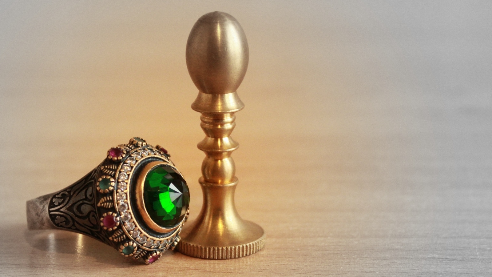Старинный перстень на столе с фигурой