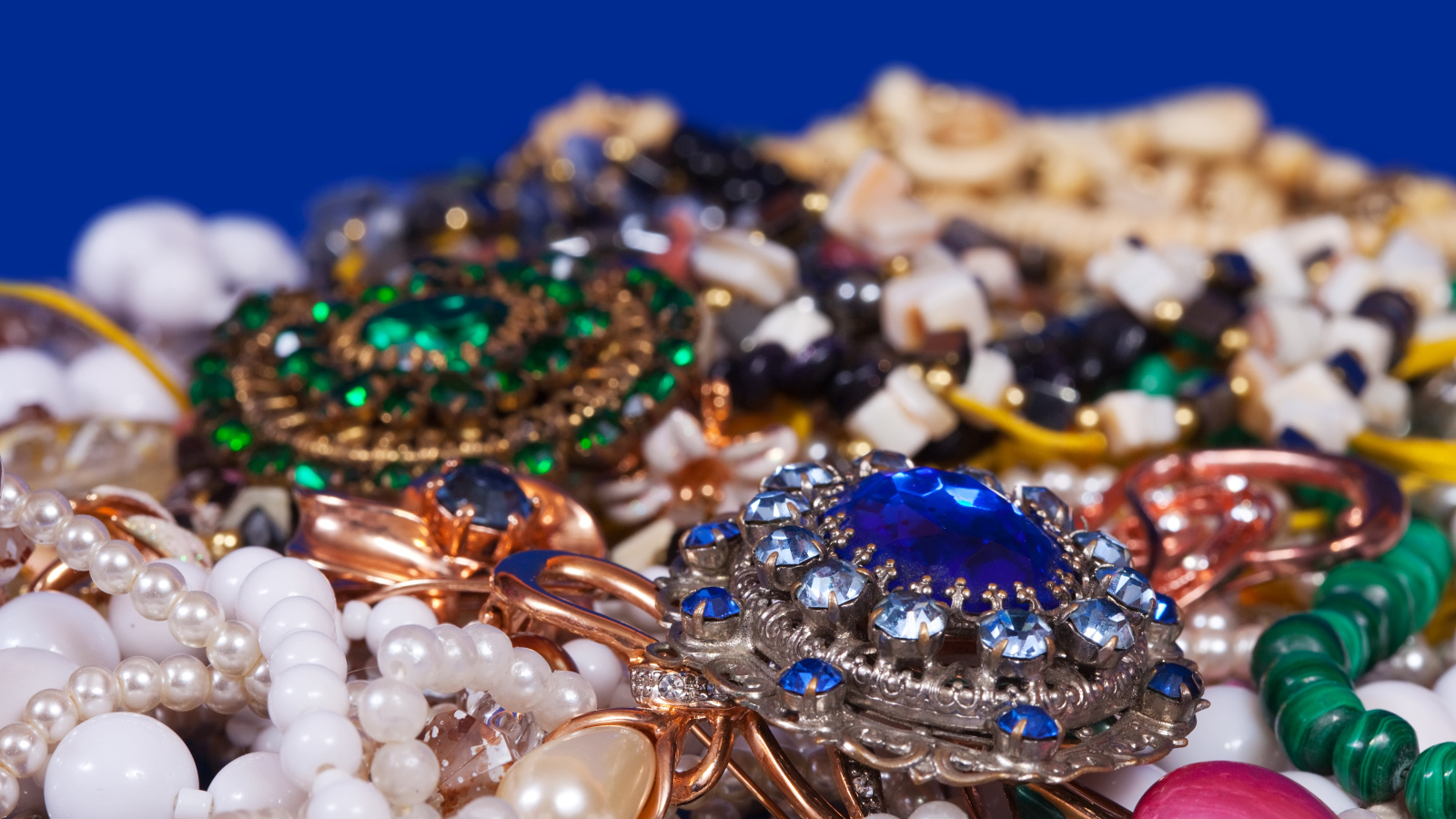Много красивых ярких драгоценностей 