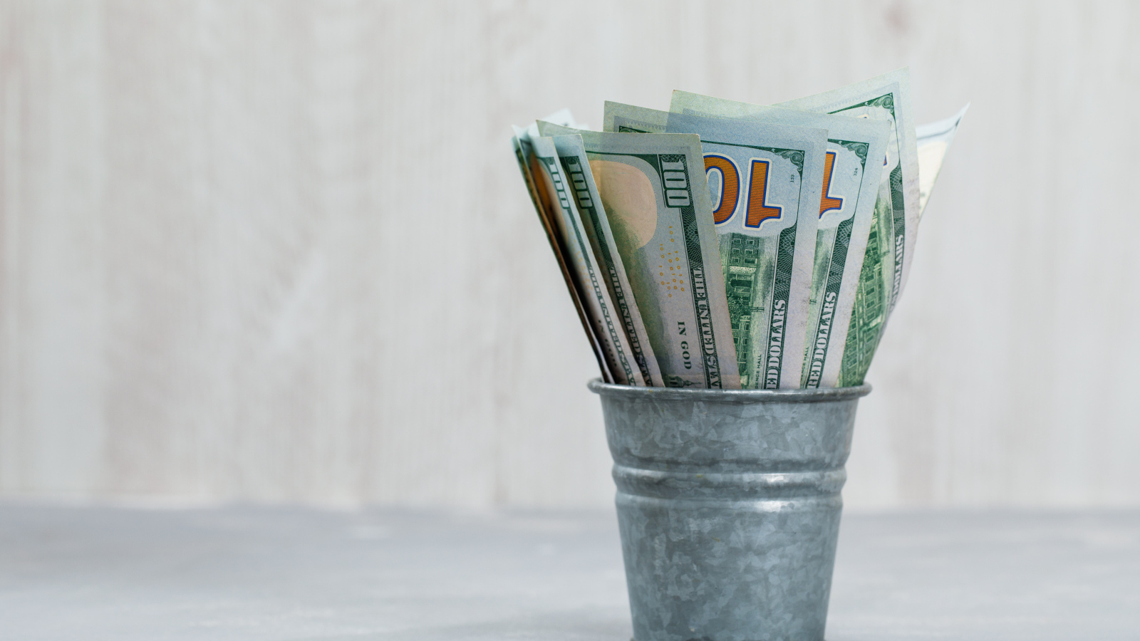 Банкноты в мини ведре на столе