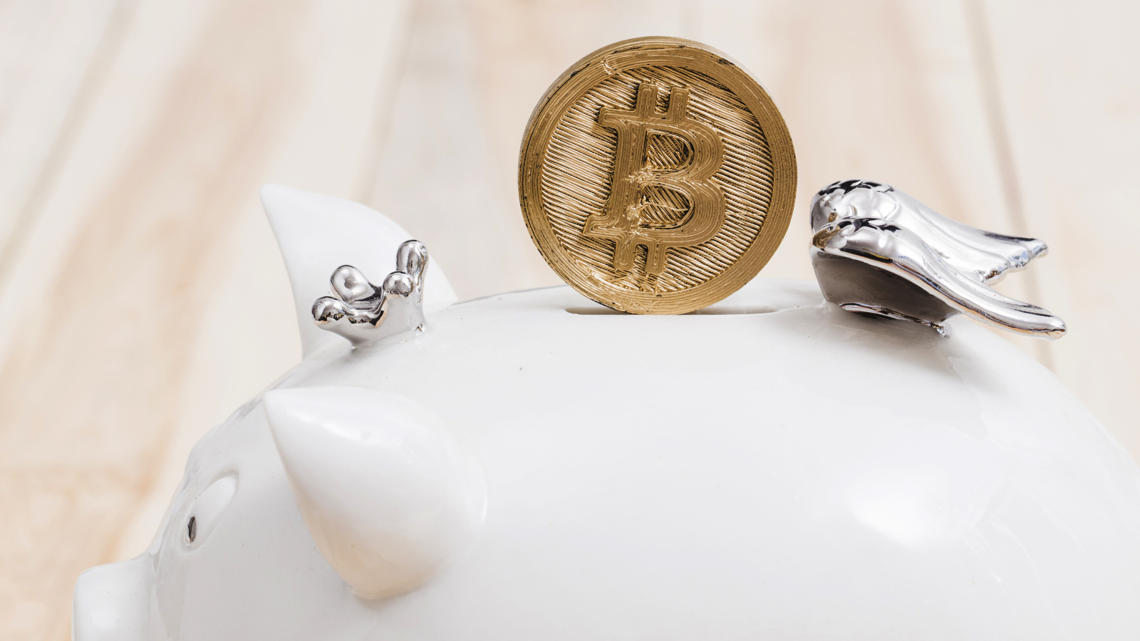 Золотая монета биткоин с копилкой