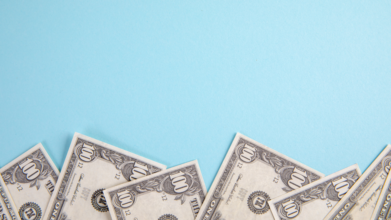 Банкноты доллары на голубом фоне