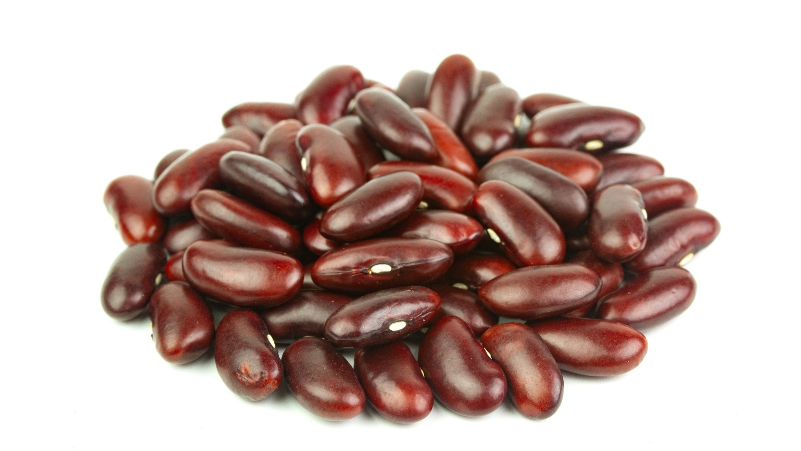 Горка красной фасоли на белом фоне