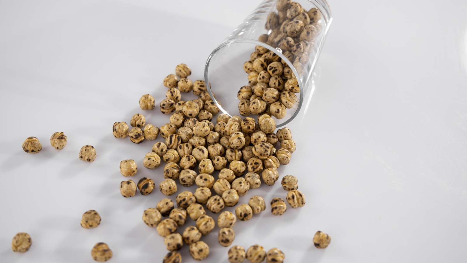 Нут со стаканом на сером столе