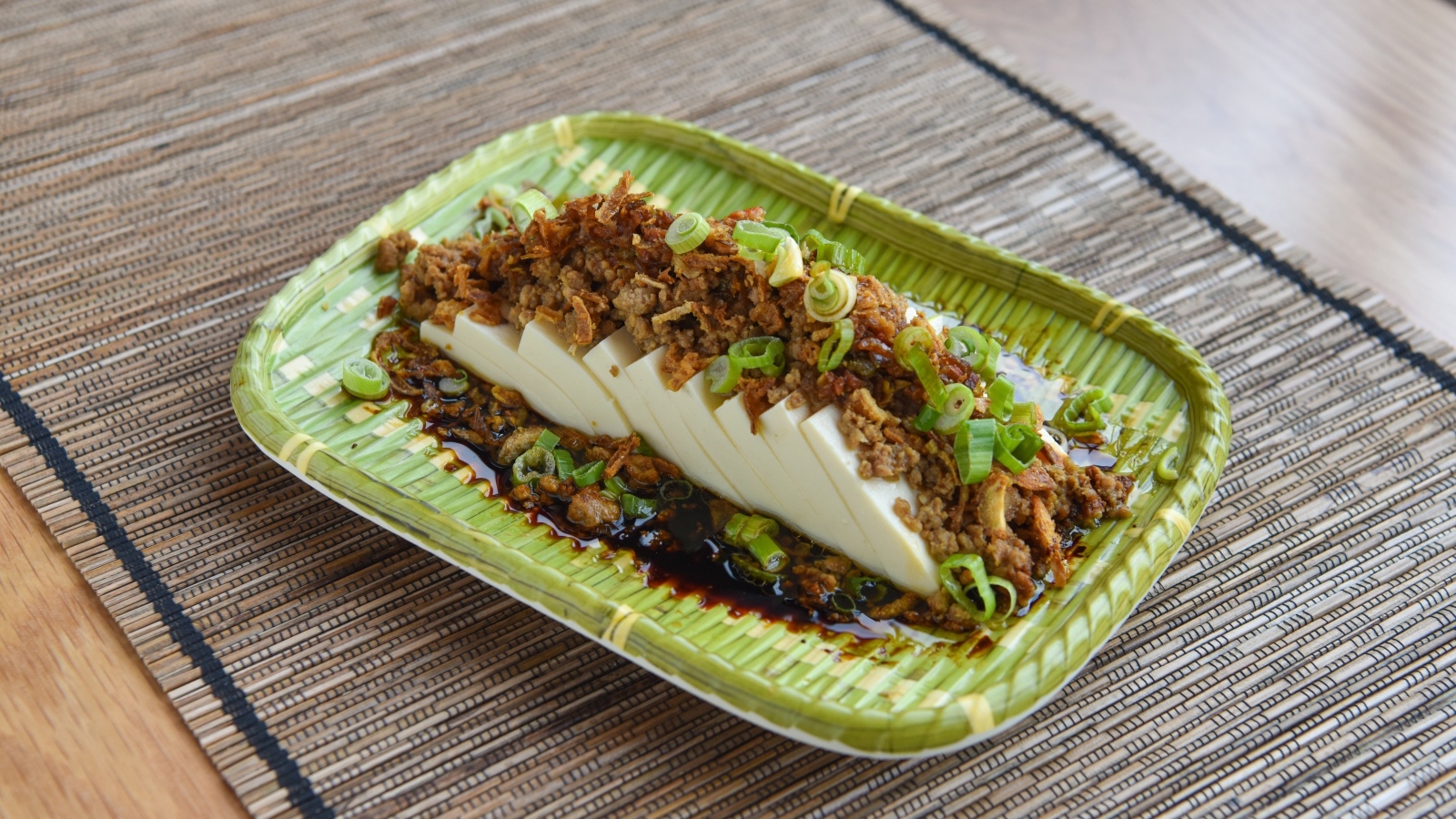 Китайское блюдо в тарелке на столе