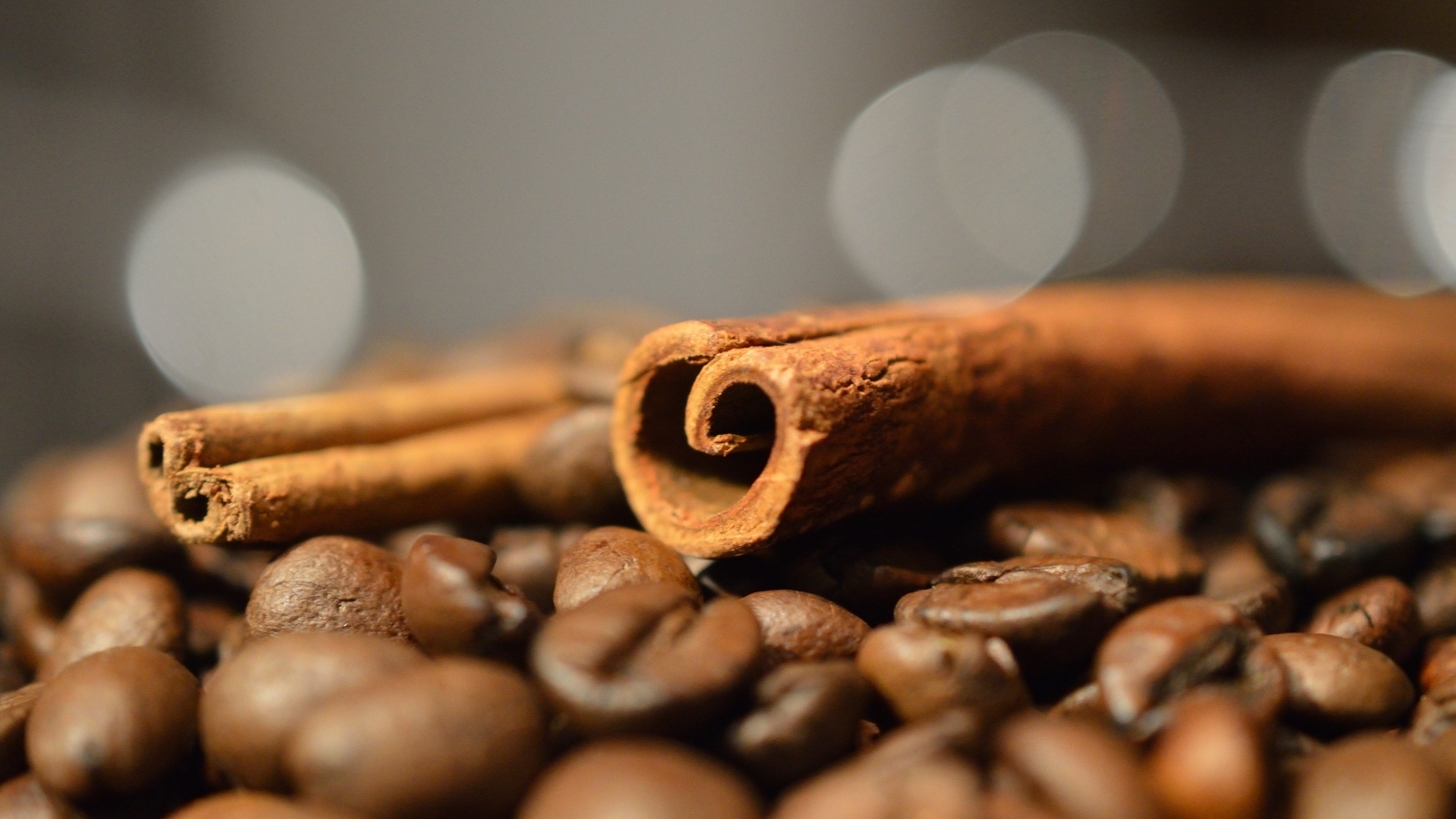 Корица с кофейными зернами на столе
