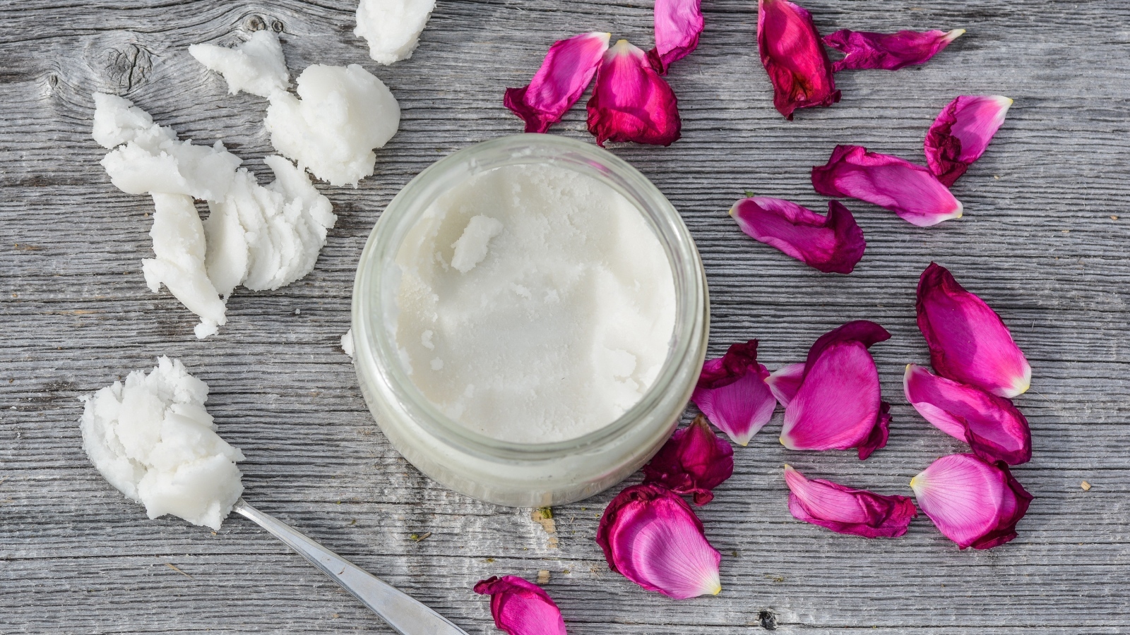 Кокосовое масло с лепестками роз