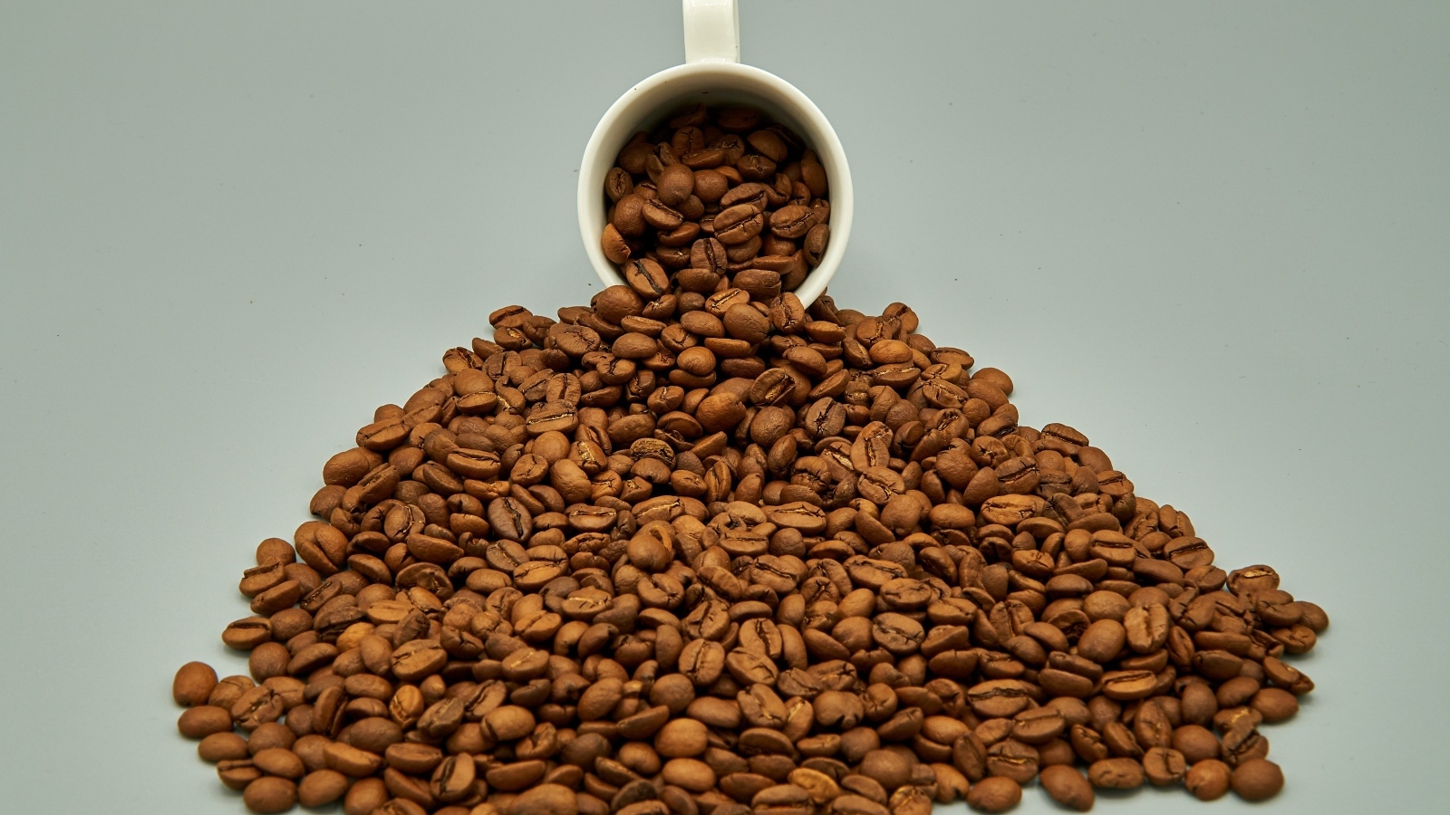 Чашка с горкой кофейных зерен