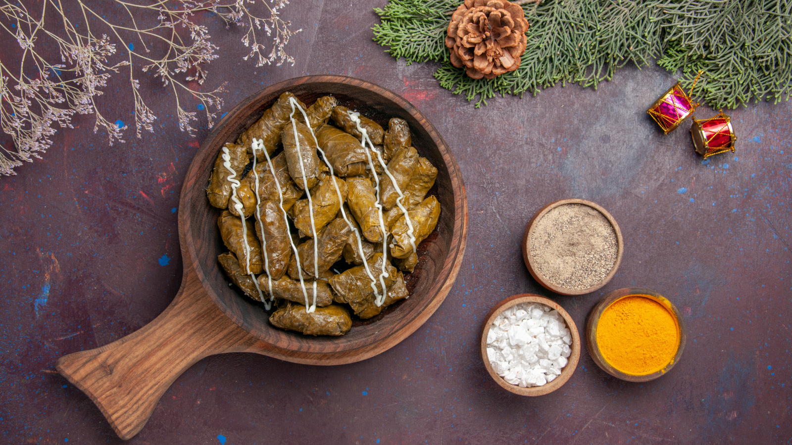 Долма на столе со специями