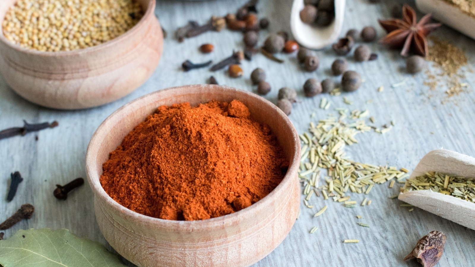 Ароматная куркума на столе со специями