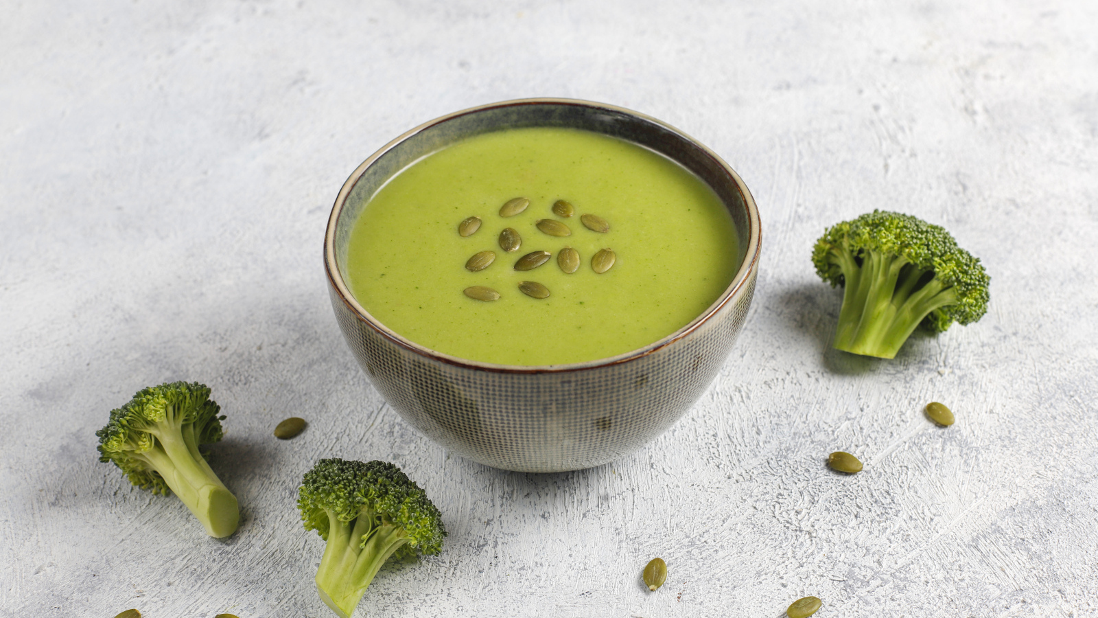 Зеленый суп с семечками и брокколи