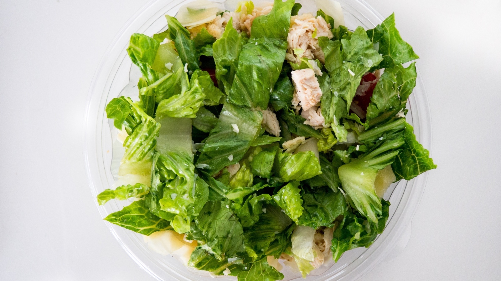 Лиственный салат с курицей в тарелке