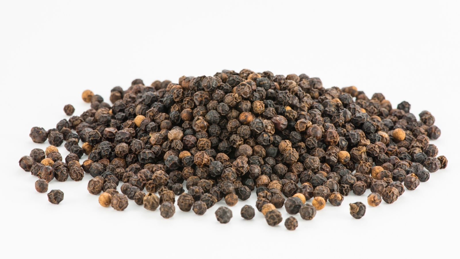 Перец горошком на столе крупным планом