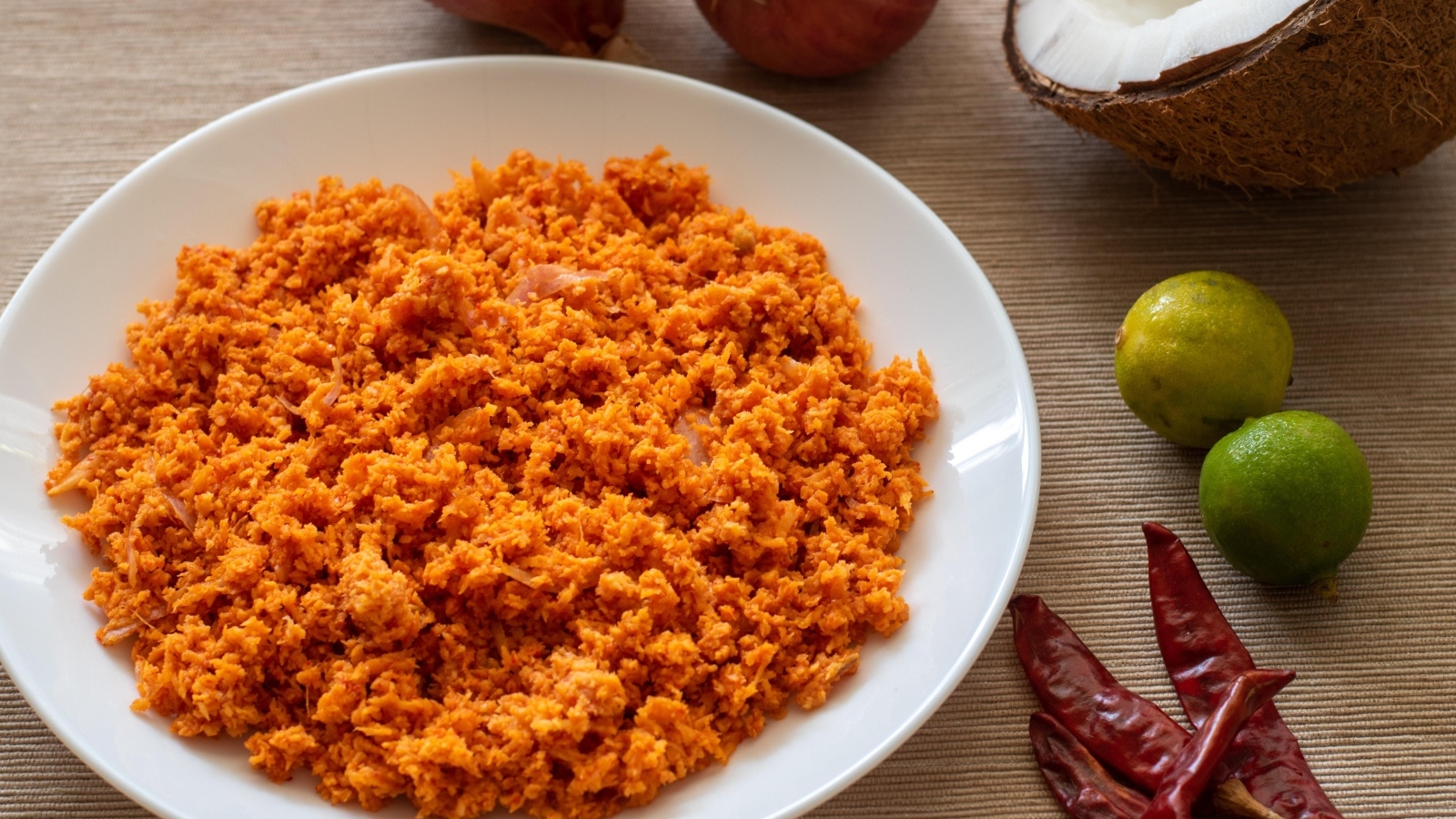 Тарелка острой еды с перцем чили на столе