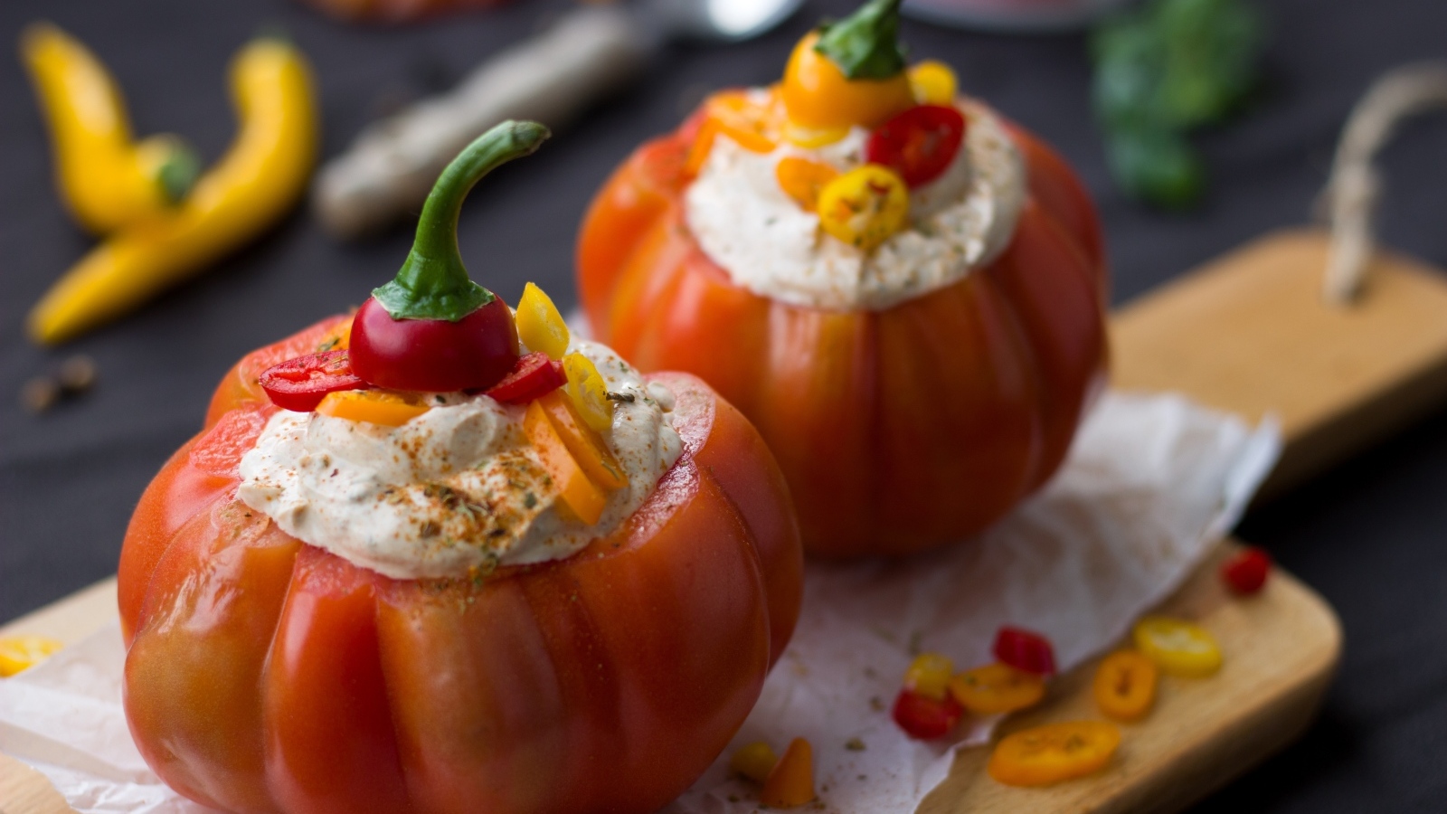 Помидоры начиненные сыром и перцем чили