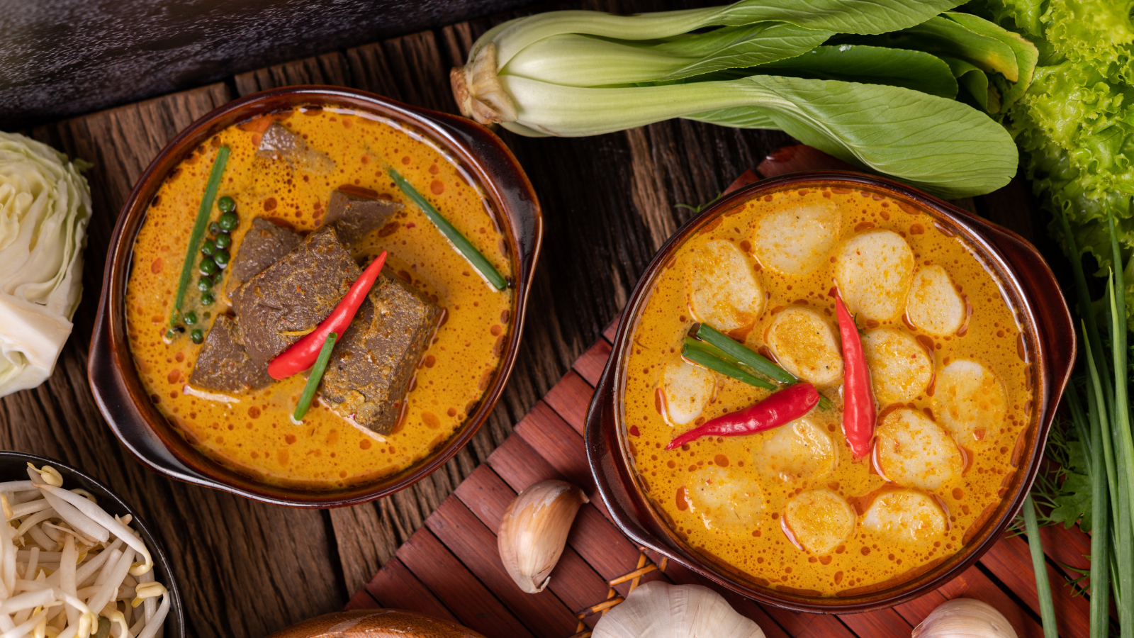 Две тарелки с острым супом на столе