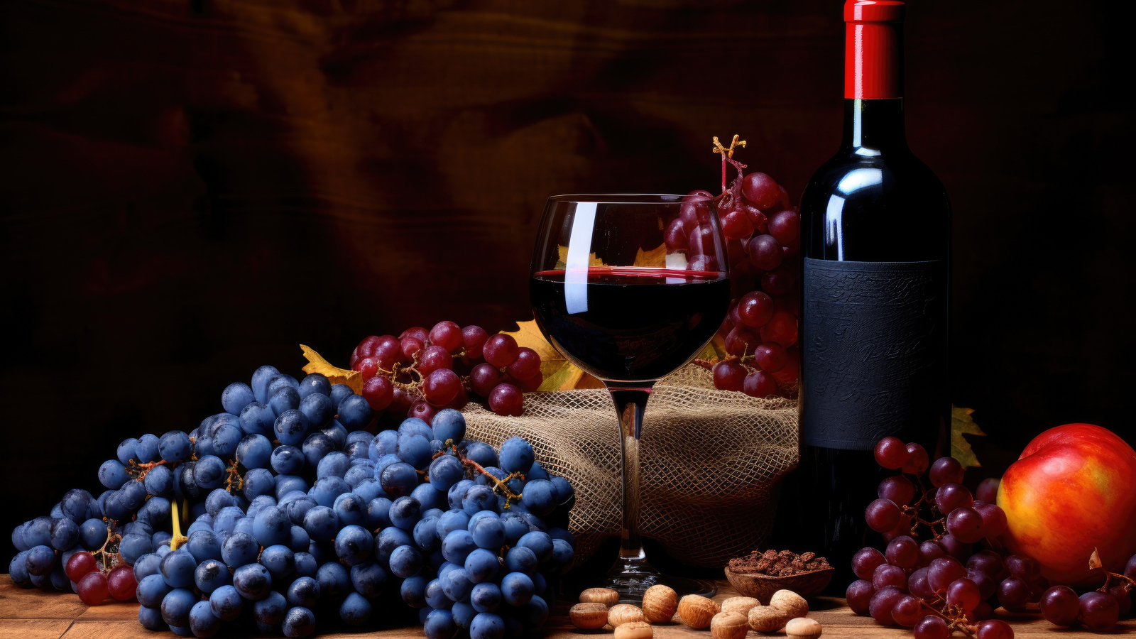 Синий и розовый виноград на столе с вином 