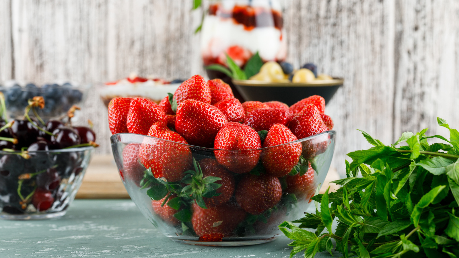 Стеклянная миска с ягодами красной клубники