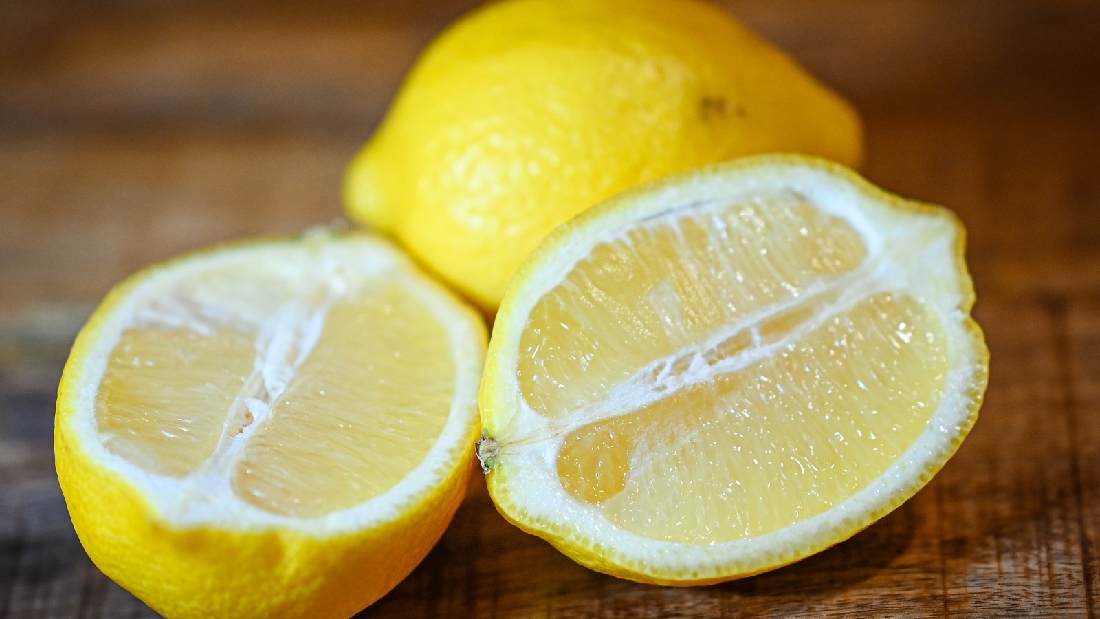Половинки кислого желтого лимона