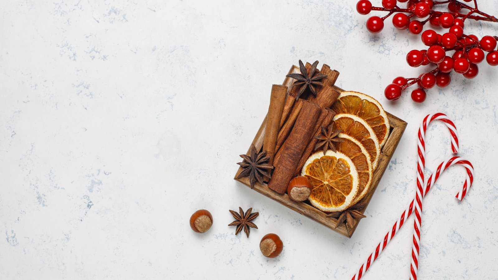 Ингредиенты для глинтвейна на столе с конфетами