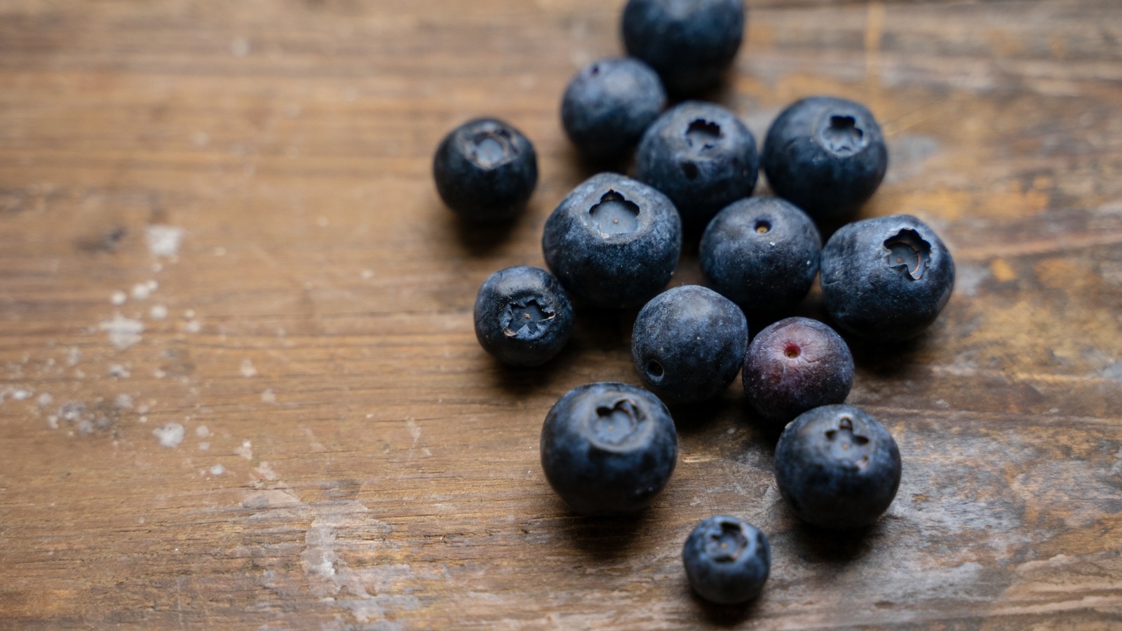Большая синяя ягода черника на деревянном столе