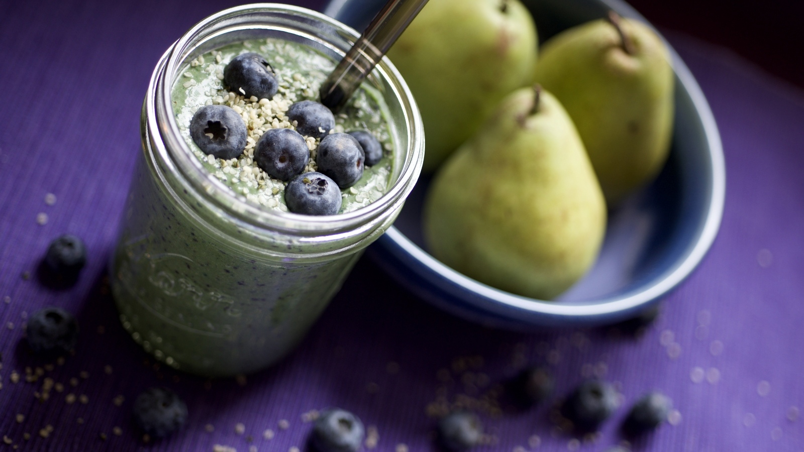 Смузи с ягодами черники на столе с грушами