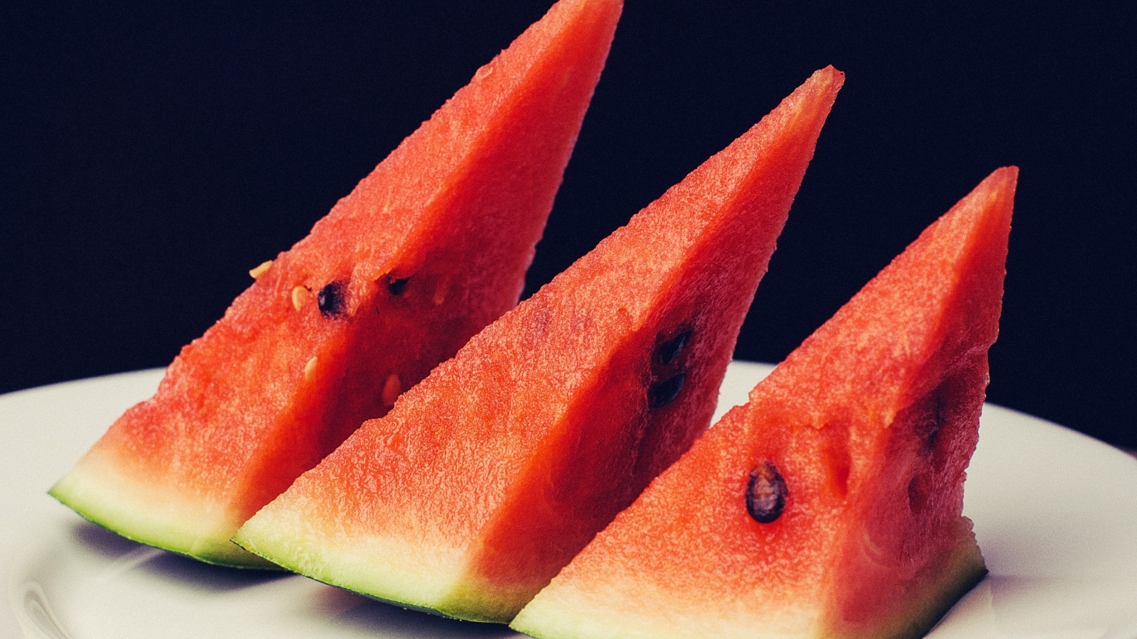 Куски сладкого арбуза на тарелке крупным планом