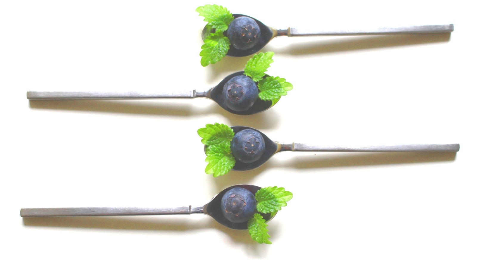 Чайные ложки с ягодами черники и мятой