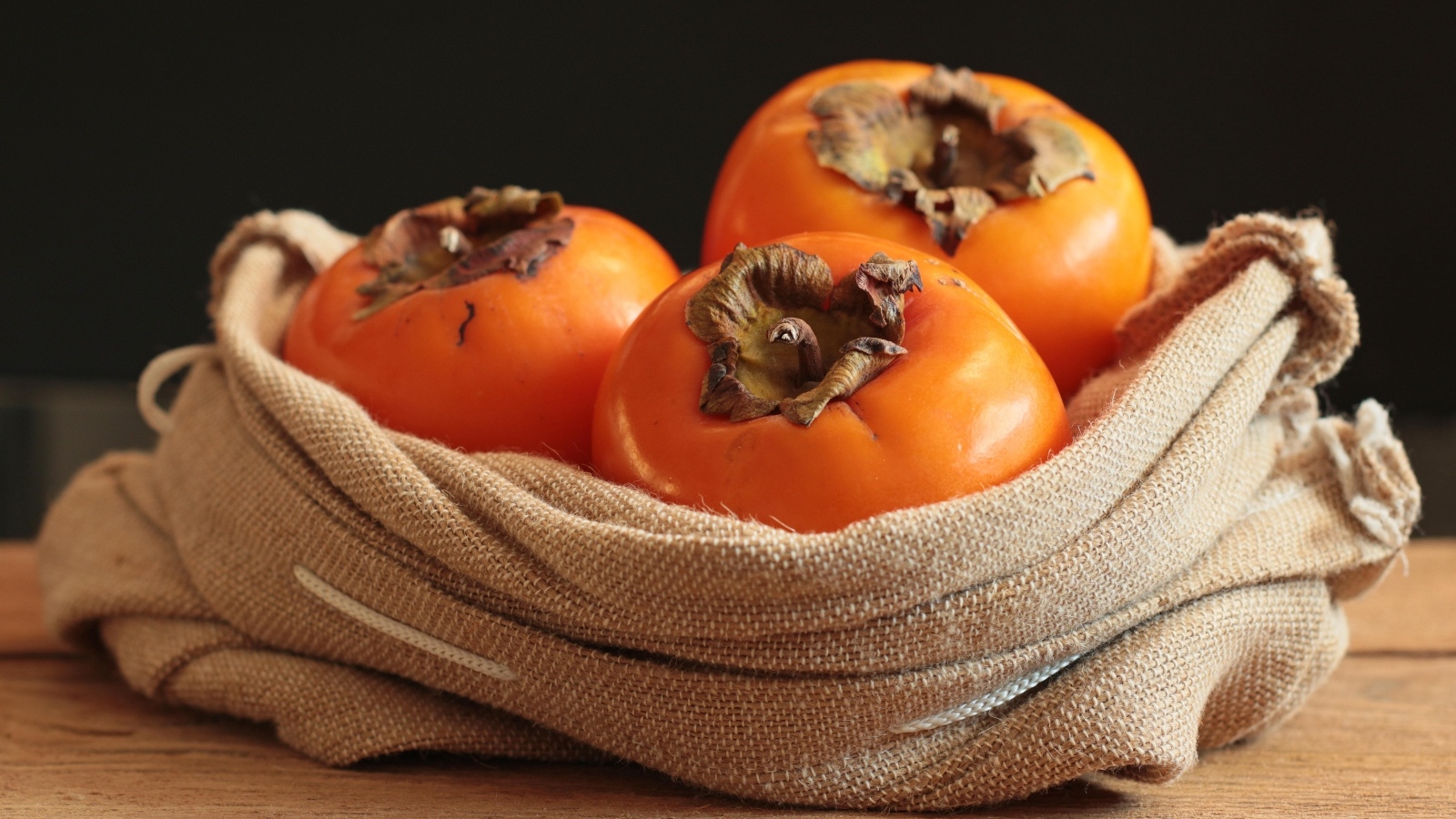 Три сладких спелых хурмы в мешке