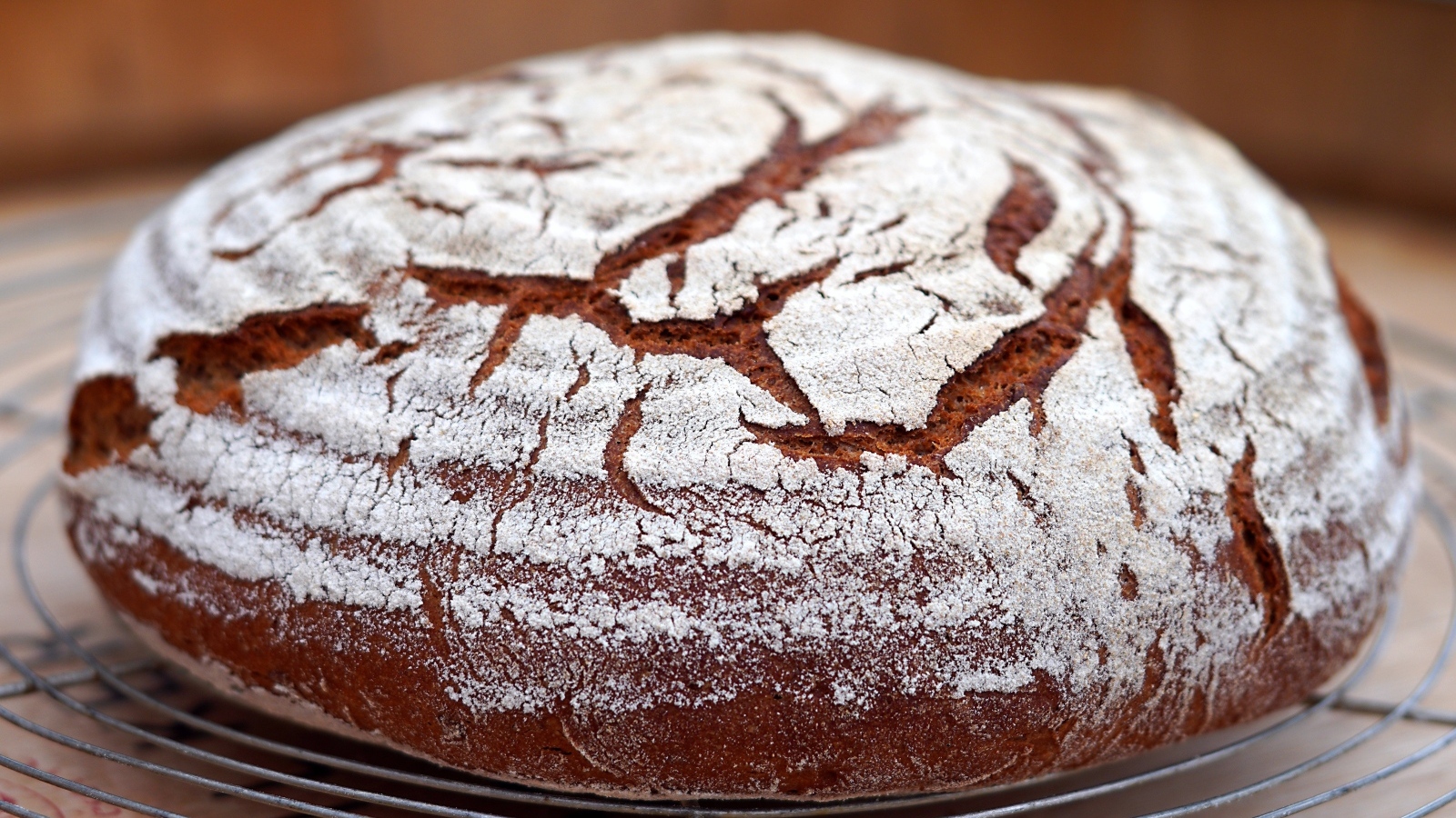 Свежий ароматный ржаной хлеб на столе