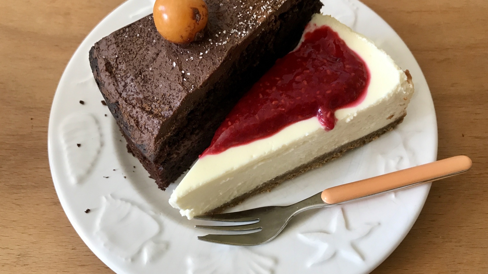 Кусок шоколадного торта и чизкейка на тарелке
