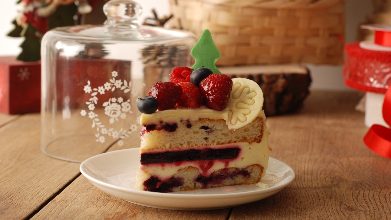 Кусок аппетитного торта с ягодами