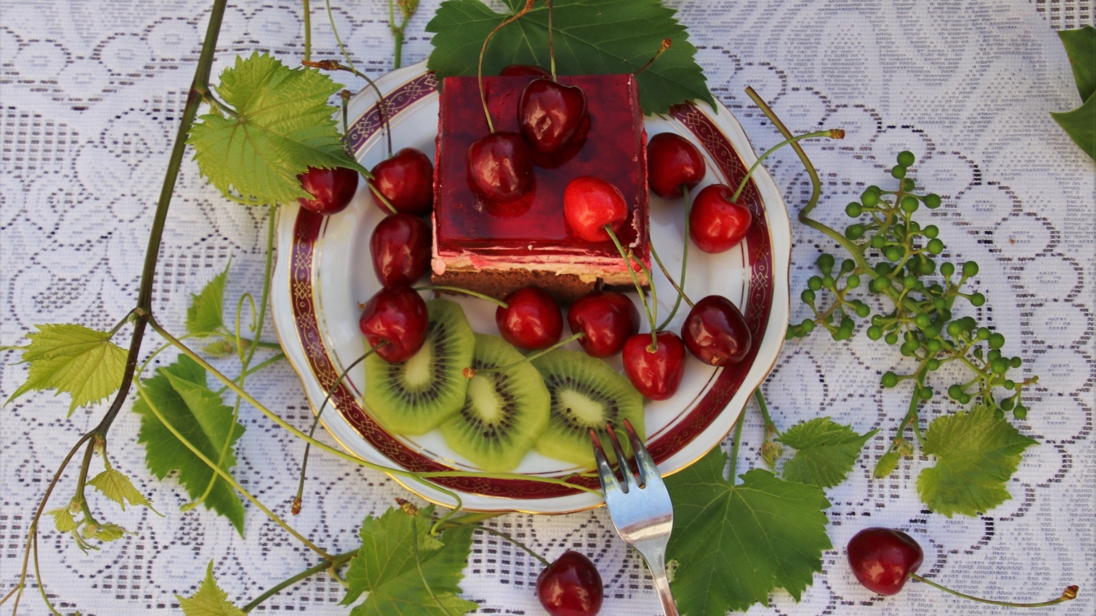 Кусок пирога с киви и черешней