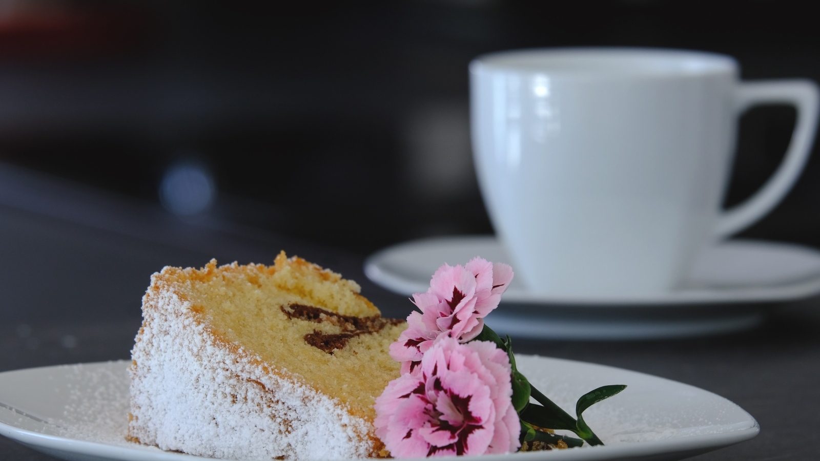 Кусок пирога на тарелке с цветами