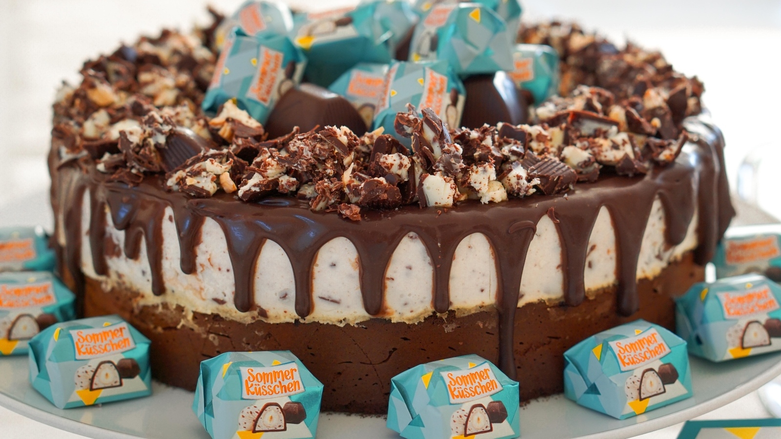 Аппетитный шоколадный торт с конфетами