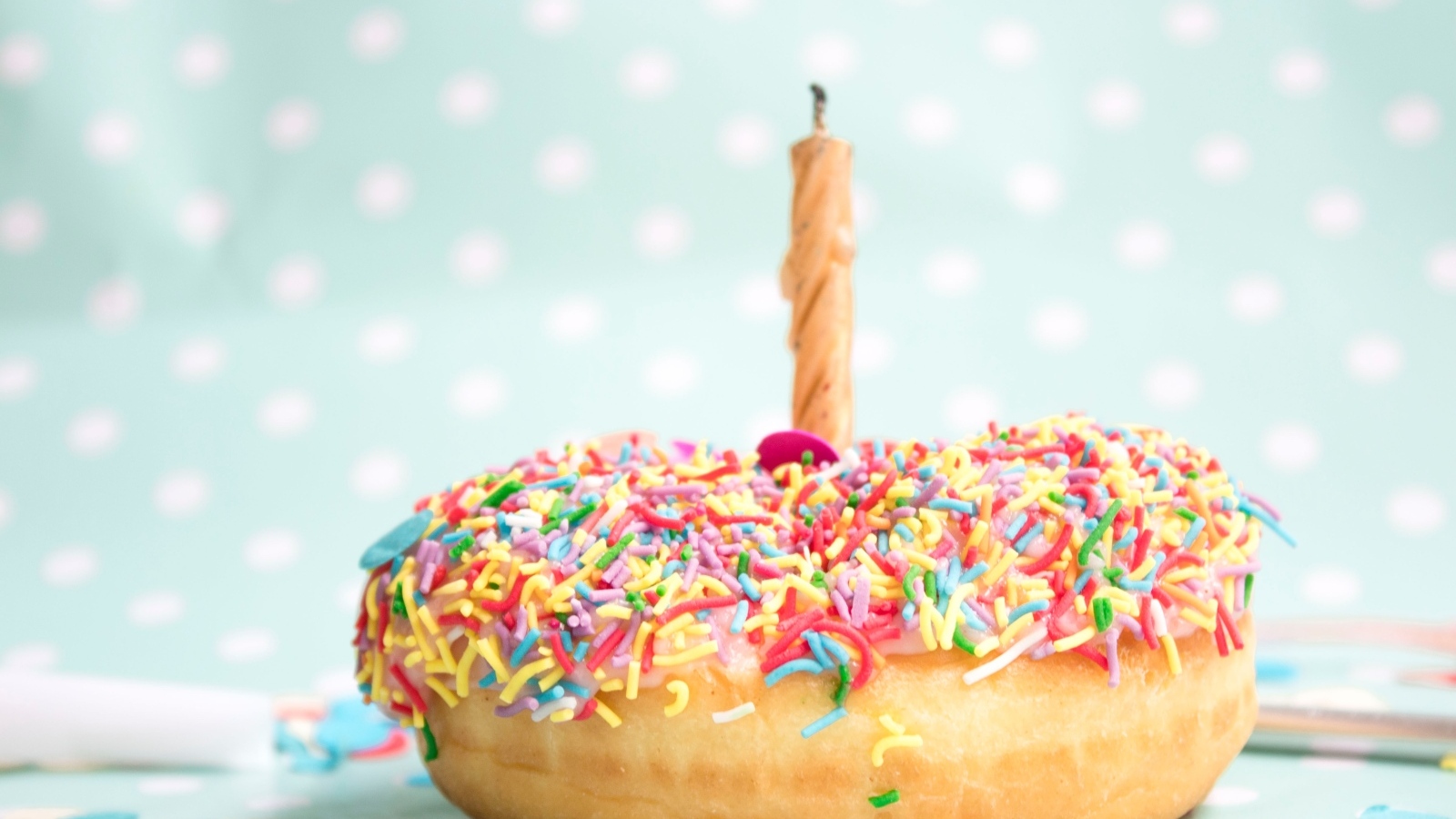 Аппетитный пончик со свечой на день рождения