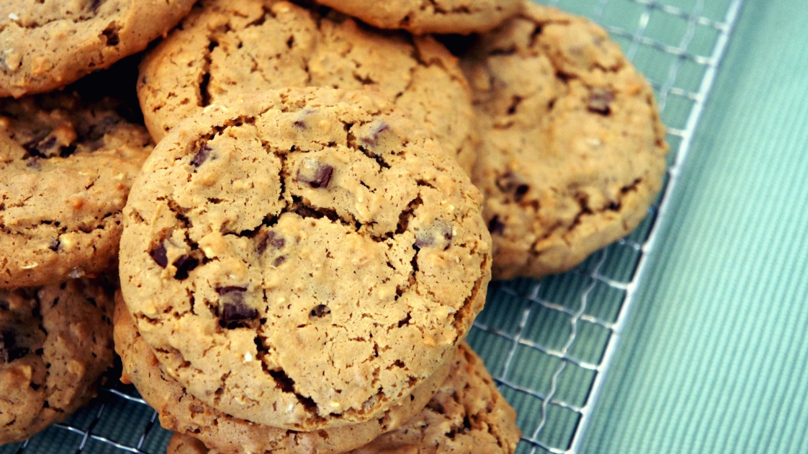 Аппетитное круглое печенье с шоколадом