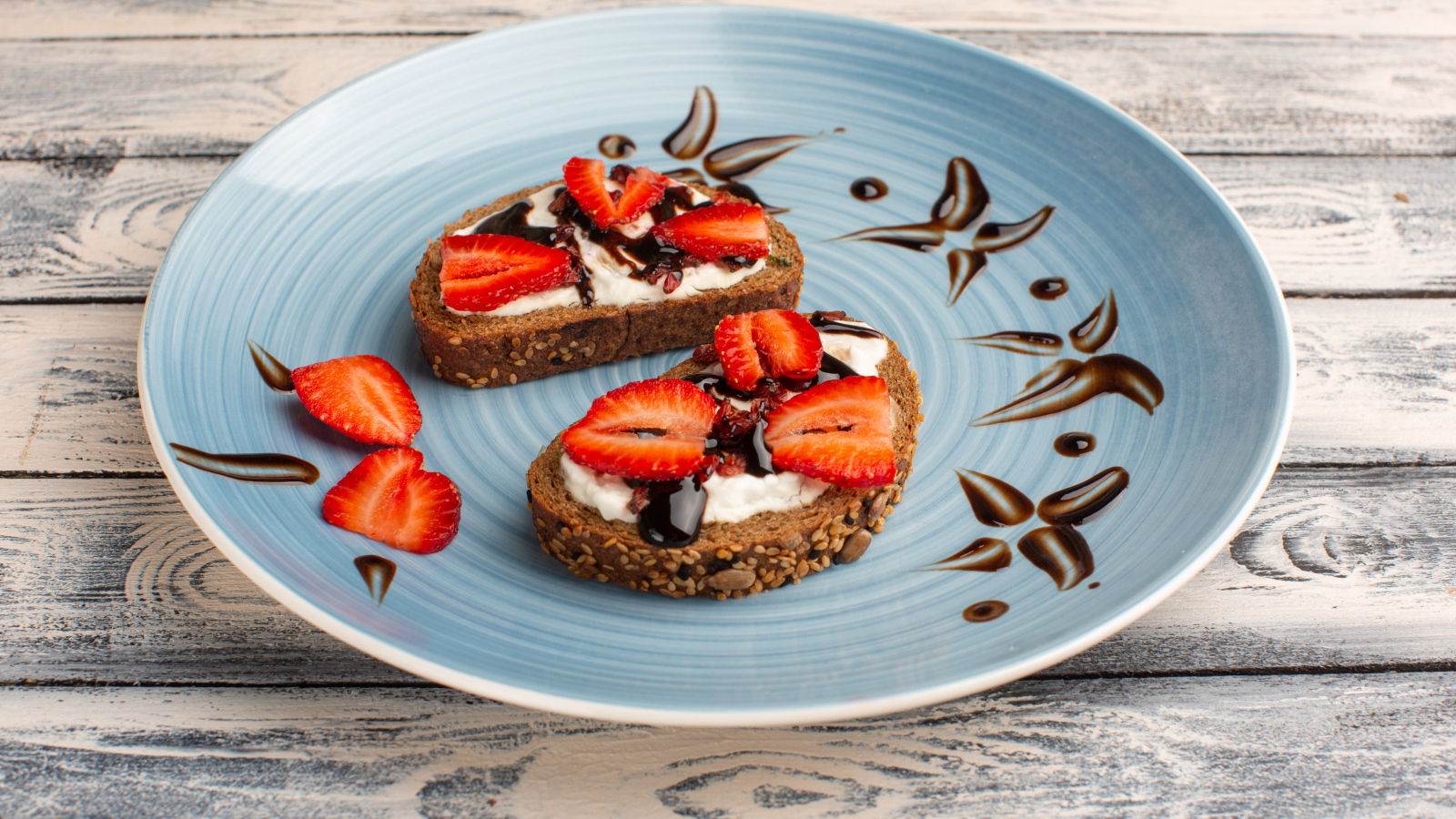 Хлебные гренки с кремом, шоколадом и кусочками клубники