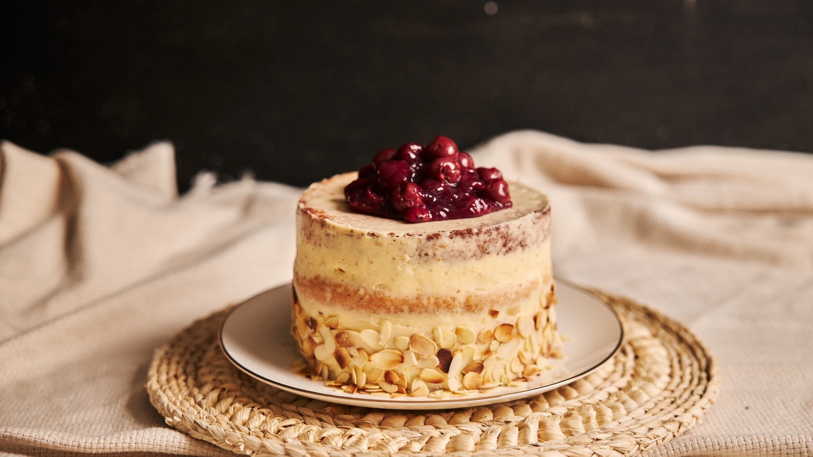 Торт с кремом и вишней