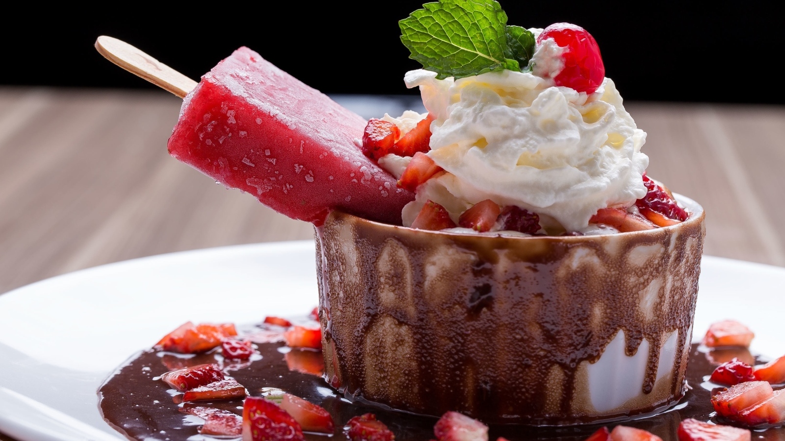 Торт с мороженым, ягодами и взбитыми сливками