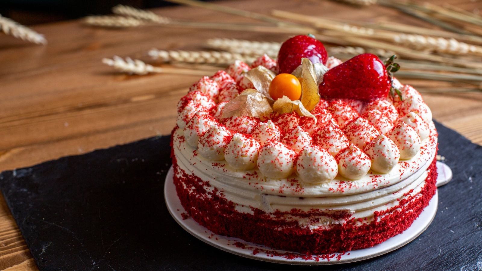 Торт со взбитыми сливками и ягодами клубники