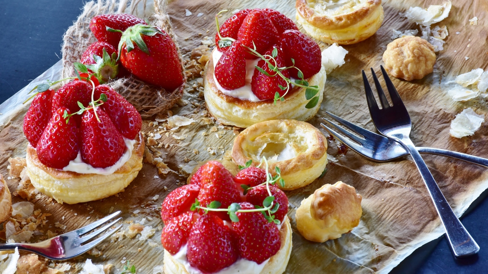 Пирожные с кремом и ягодами клубники