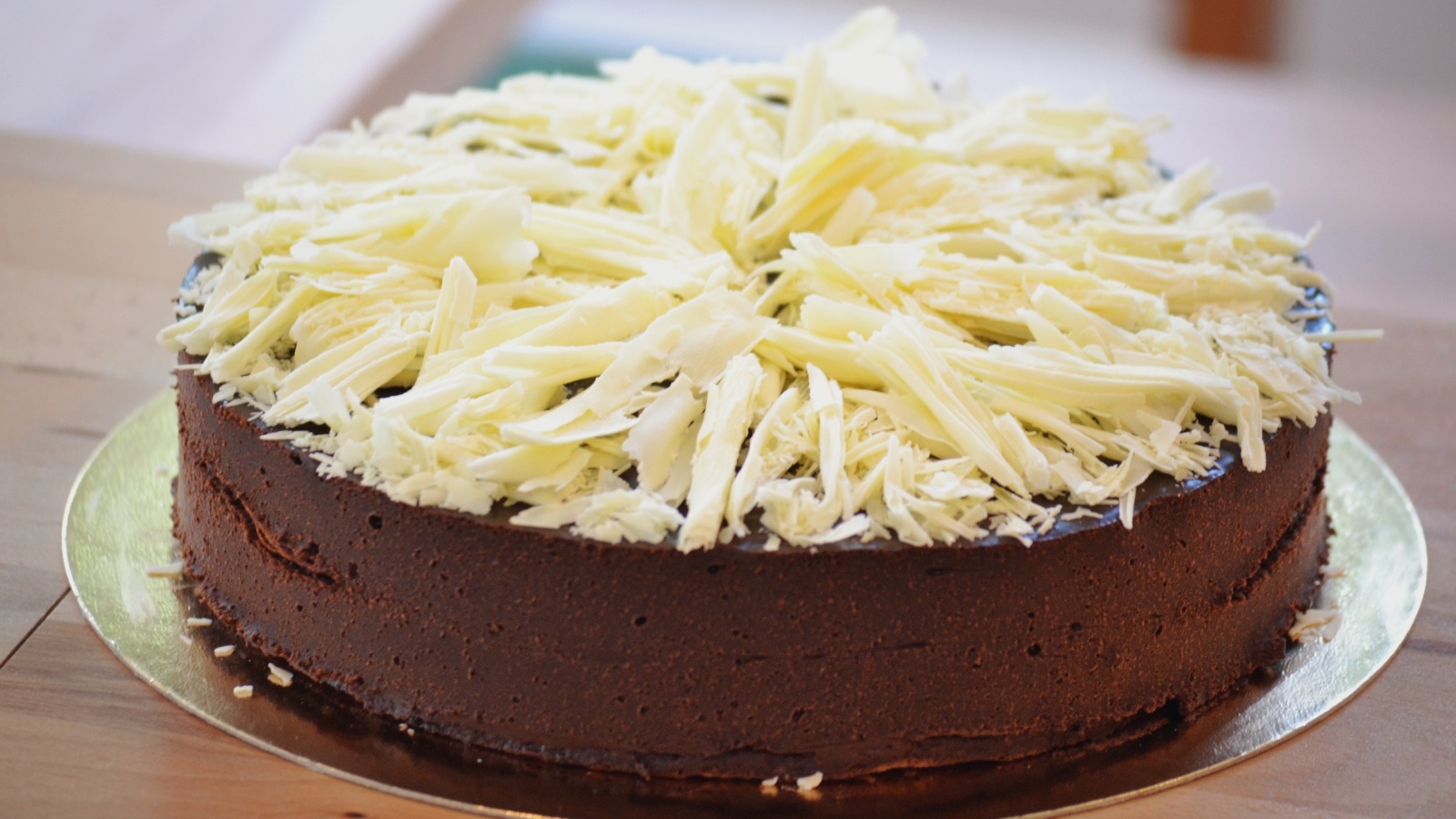 Шоколадный торт с тертой белой стружкой