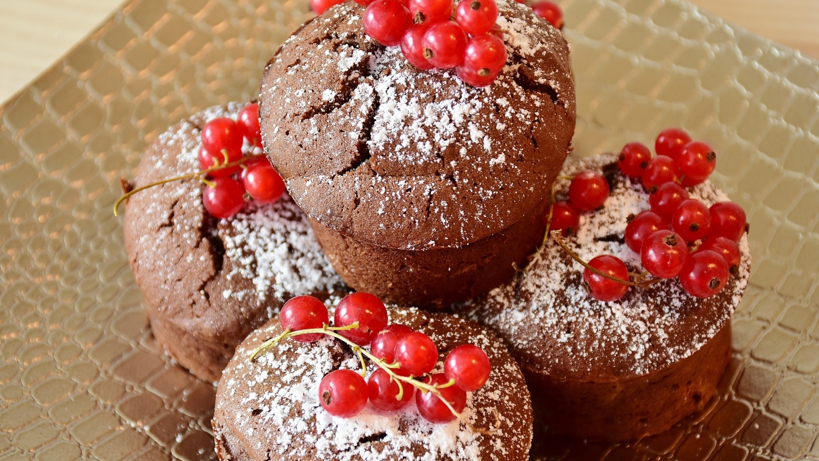 Шоколадные кексы с красной смородиной