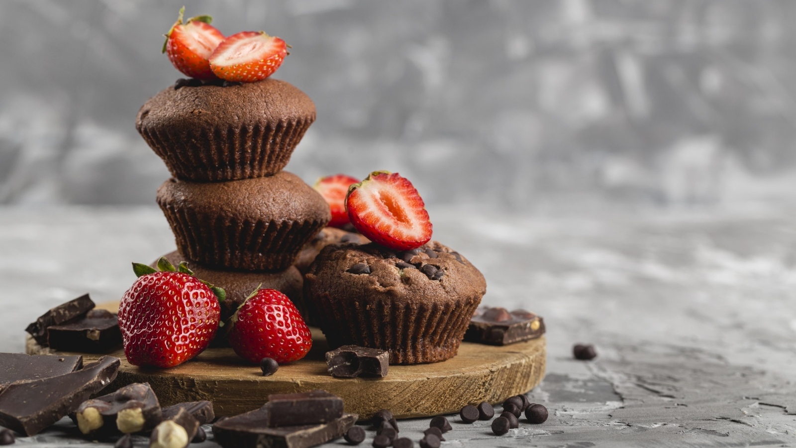 Шоколадные кексы с красной клубникой