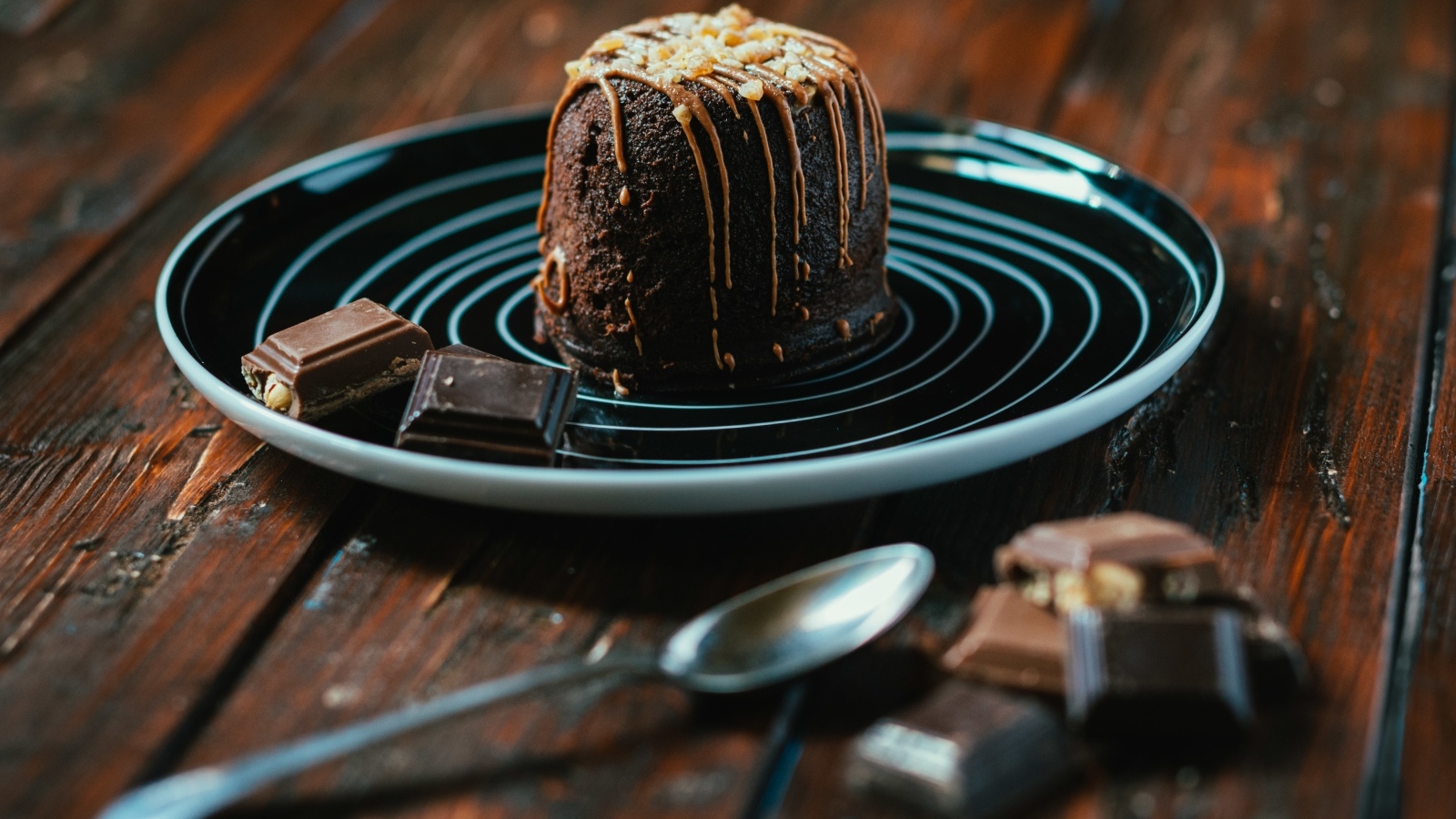 Шоколадный десерт на большой тарелке 