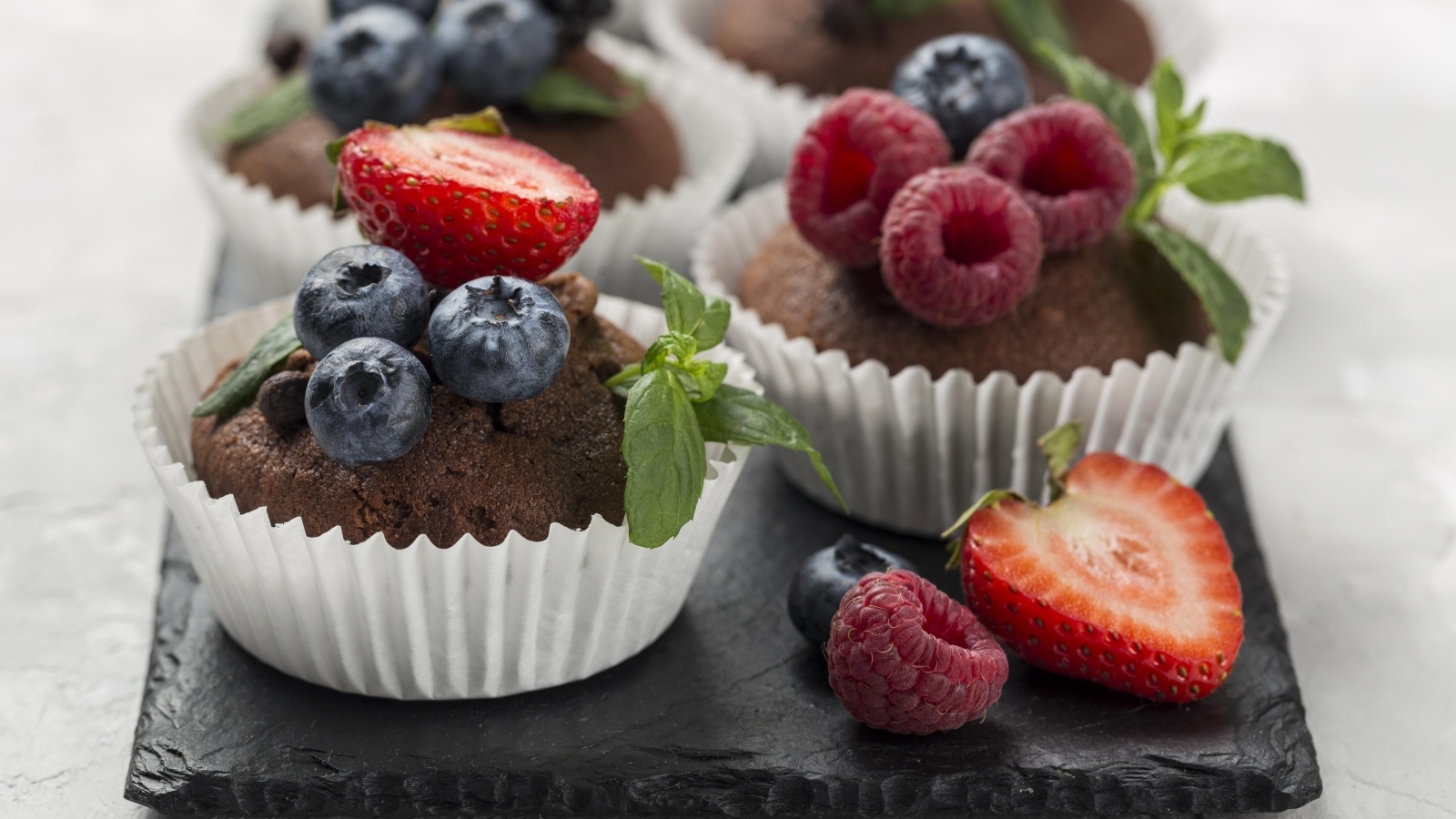 Шоколадные кексы с ягодами черники, малины и клубники